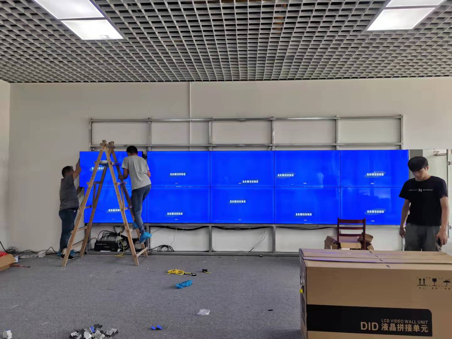 液晶拼接屏落地式支架安装，车辆运营指挥中心大屏案例