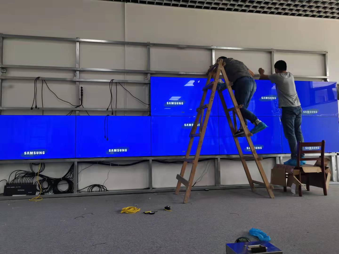 液晶拼接屏落地式支架安装，车辆运营指挥中心大屏案例